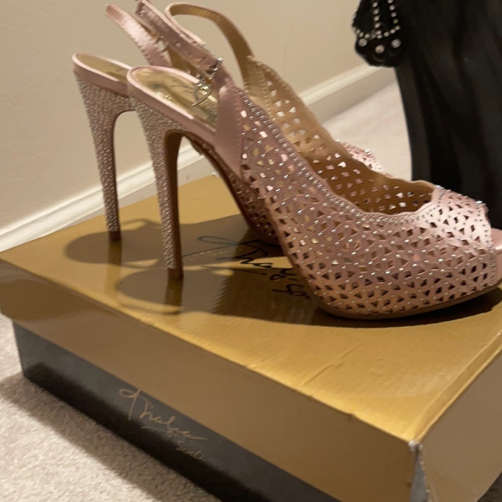 Pick me!!!! I’m Ready to wear!!!